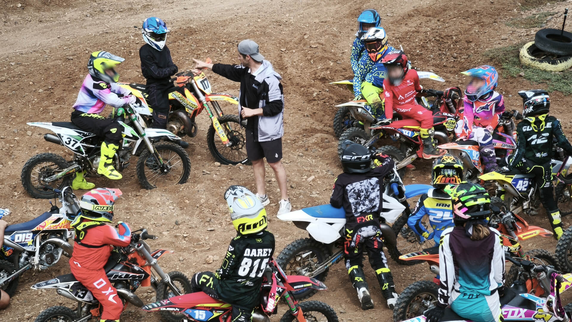 Roque saltando en su moto en pista de tierra